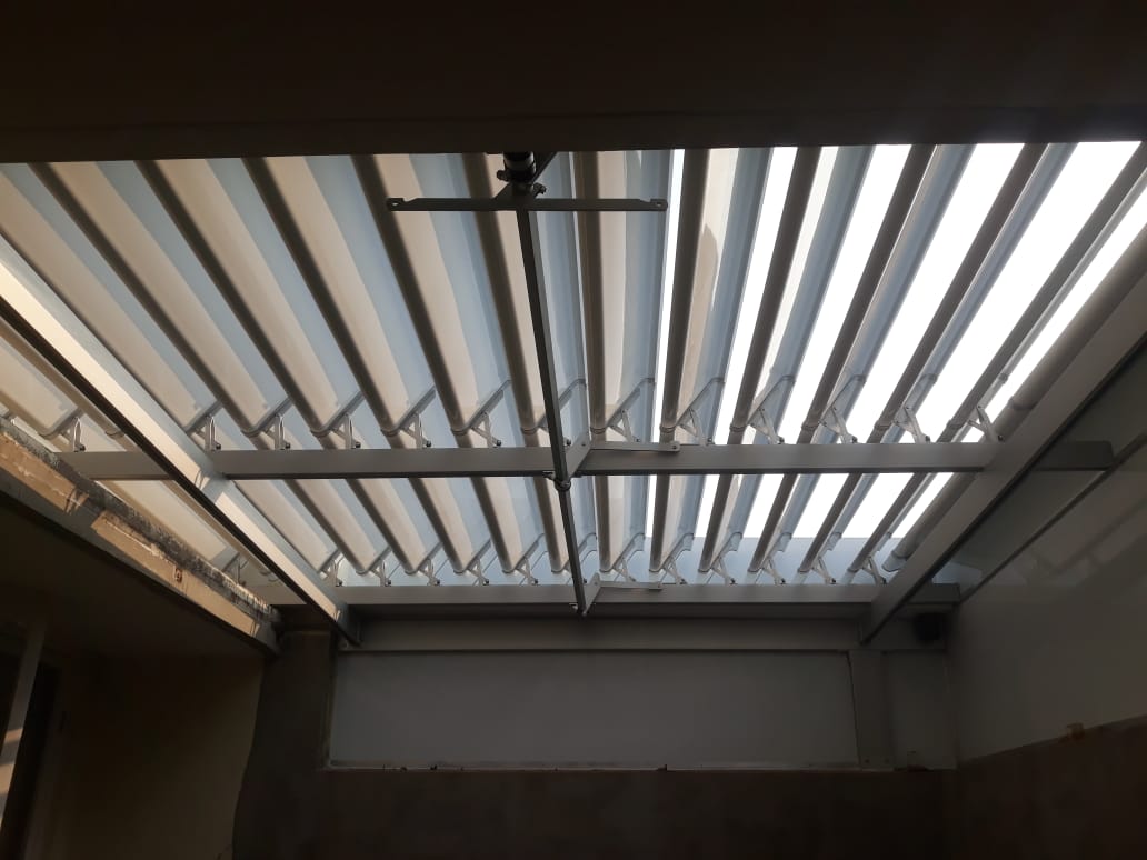 Perbandingan Atap Buka Tutup Aluminium Lovera vs Polycarbonate untuk Area Outdoor Perbandingan Atap Buka Tutup Aluminium Lovera vs Polycarbonate untuk Area Outdoor