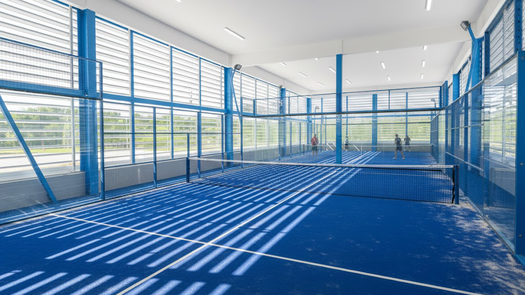 Contoh atap aluminium buka-tutup (Atap Lovera) sebagai inspirasi atap lapangan padel.