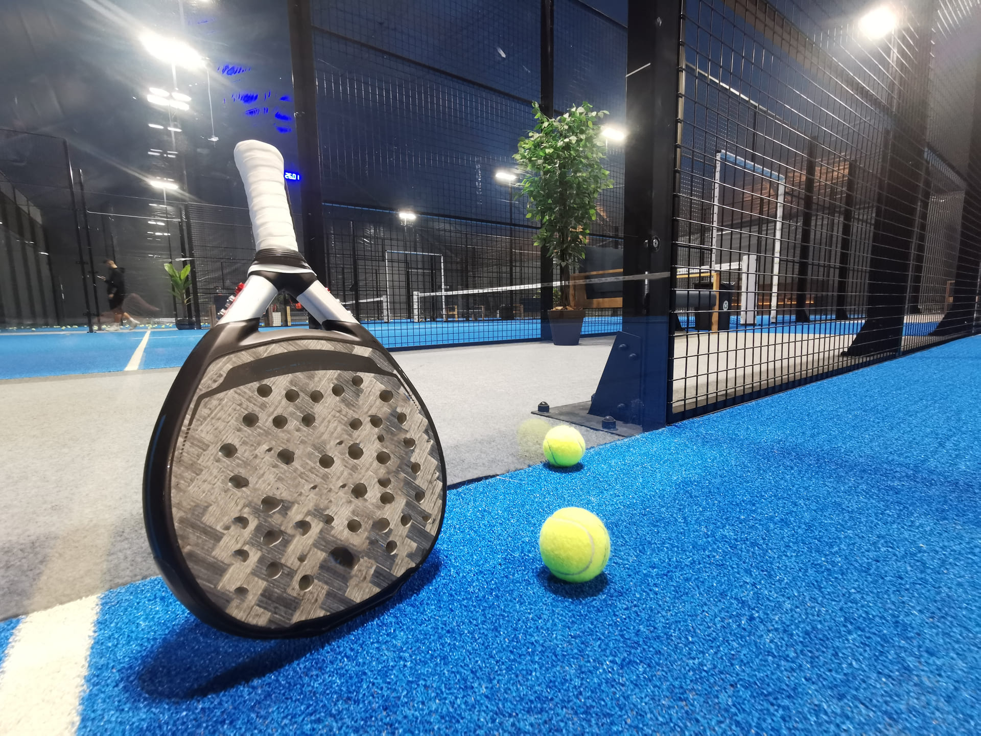 Foto lapangan padel tennis modern sebagai inspirasi desain.