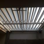 Perbandingan Atap Buka Tutup Aluminium Lovera vs Polycarbonate untuk Area Outdoor